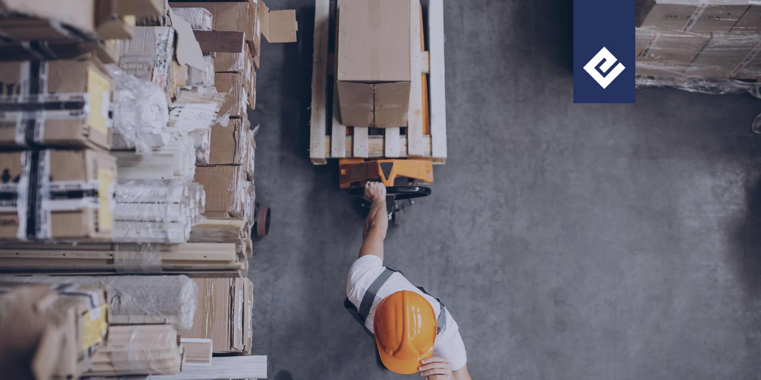 joven trabajando almacen cajas