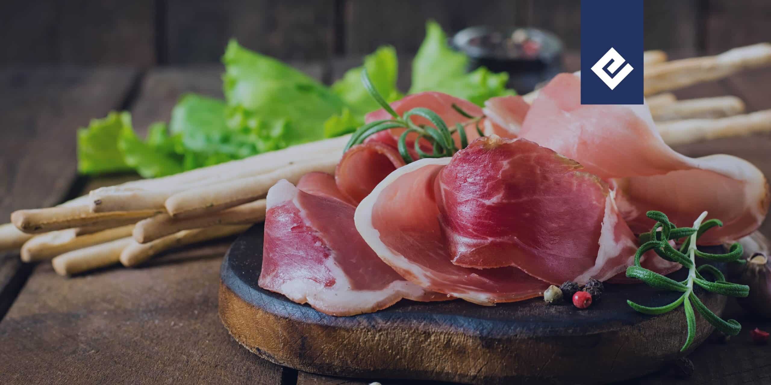 Foto com tábua de carnes frescas e o logo da Emergent Cold Latam